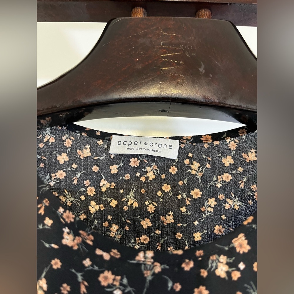 🌸 Paper Crane Black Floral Tiered Blouse 🌸
Size: Medium ✨ - Picture 4 of 5